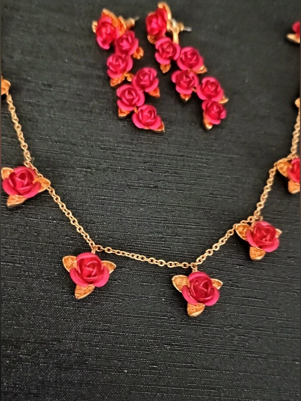 N/A elegant gold